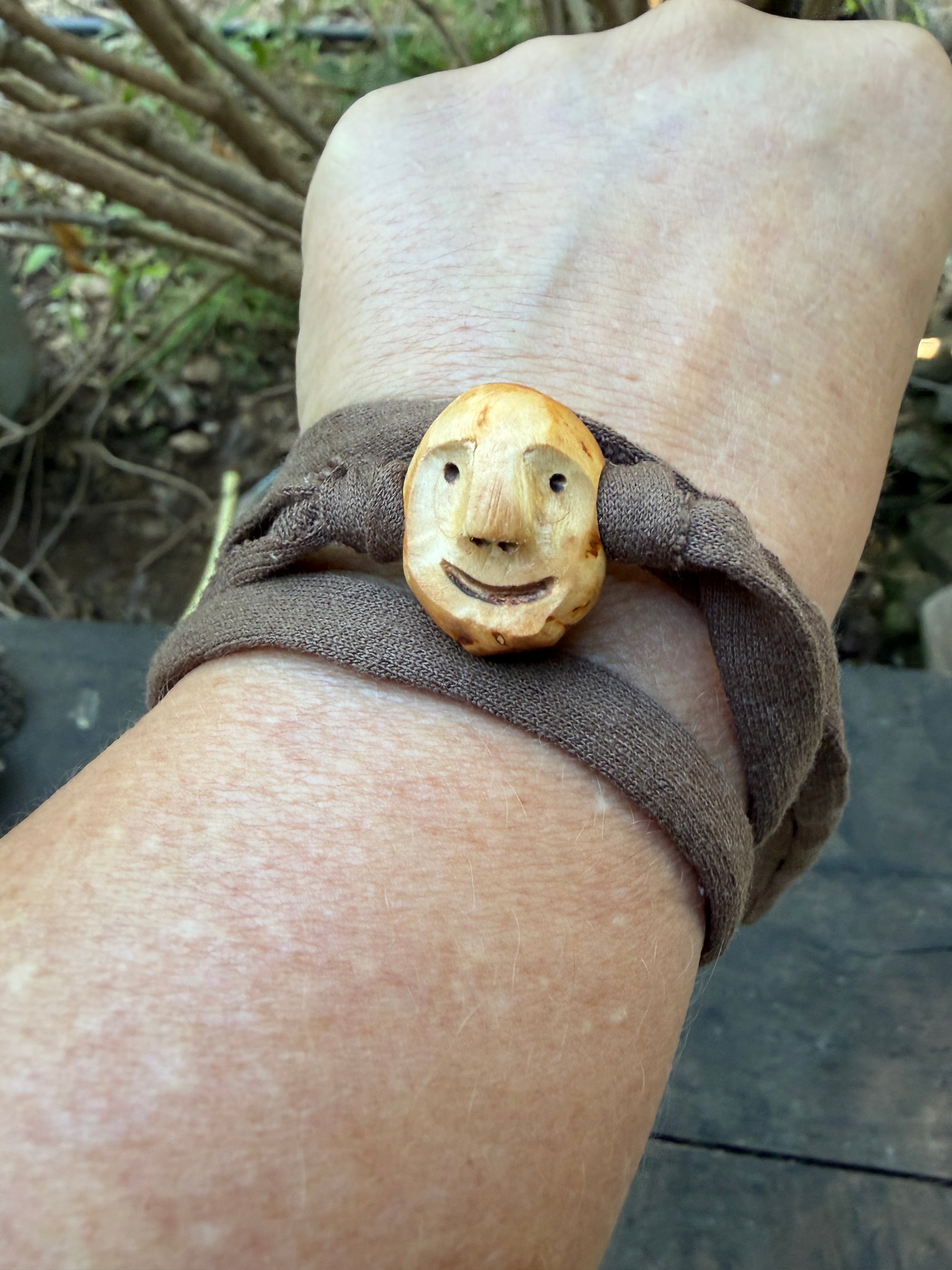 Armbandwichtel Zapfenzwerg handgeschnitzt aus magischer Baumperle
