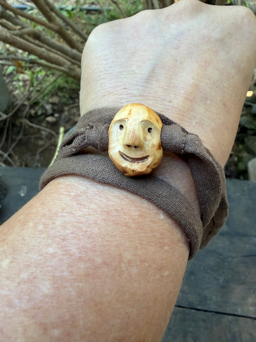 Armbandwichtel Zapfenzwerg handgeschnitzt aus magischer Baumperle