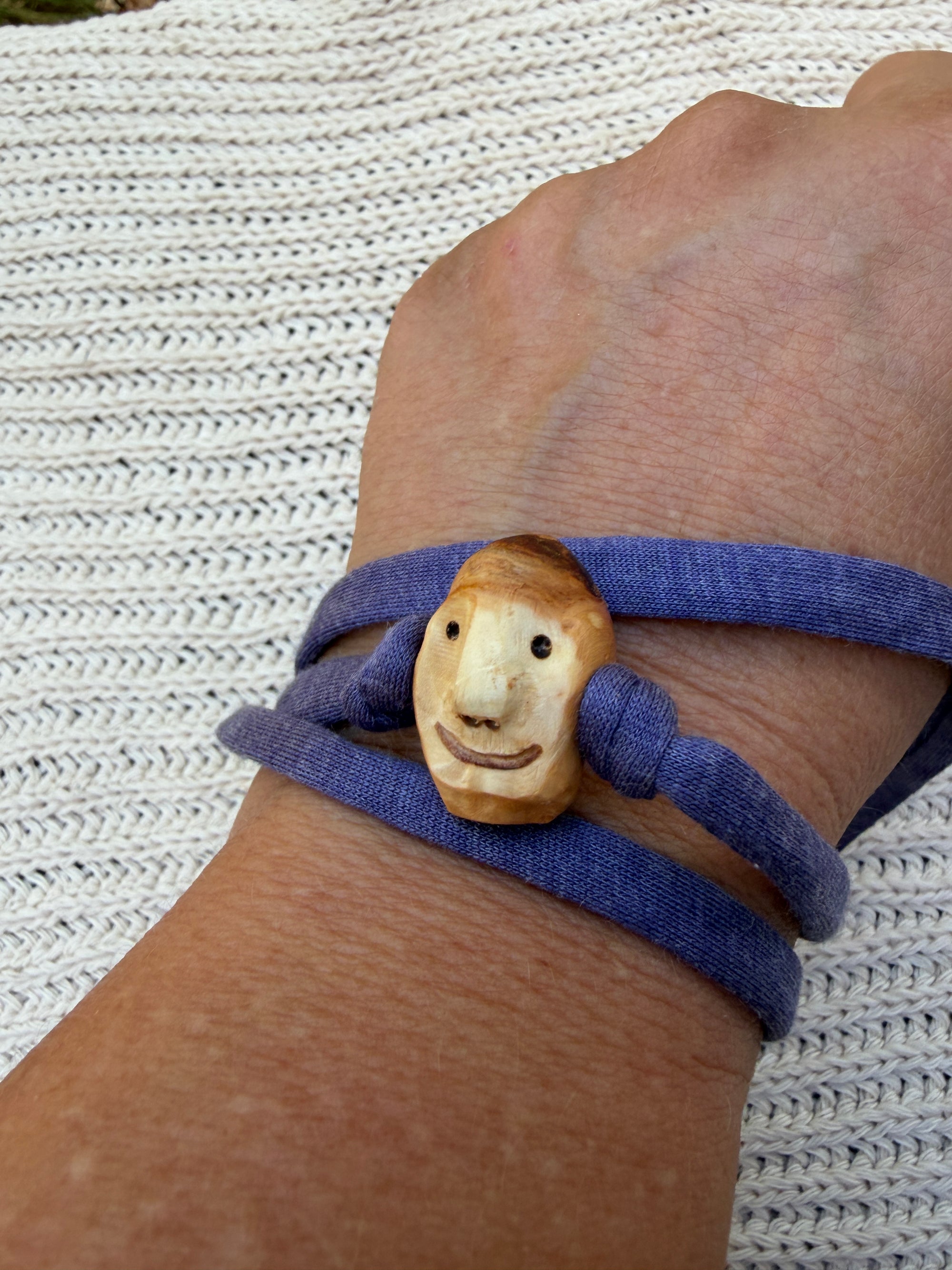 Armbandwichtel Schnutz handgeschnitzt aus magischer Baumperle