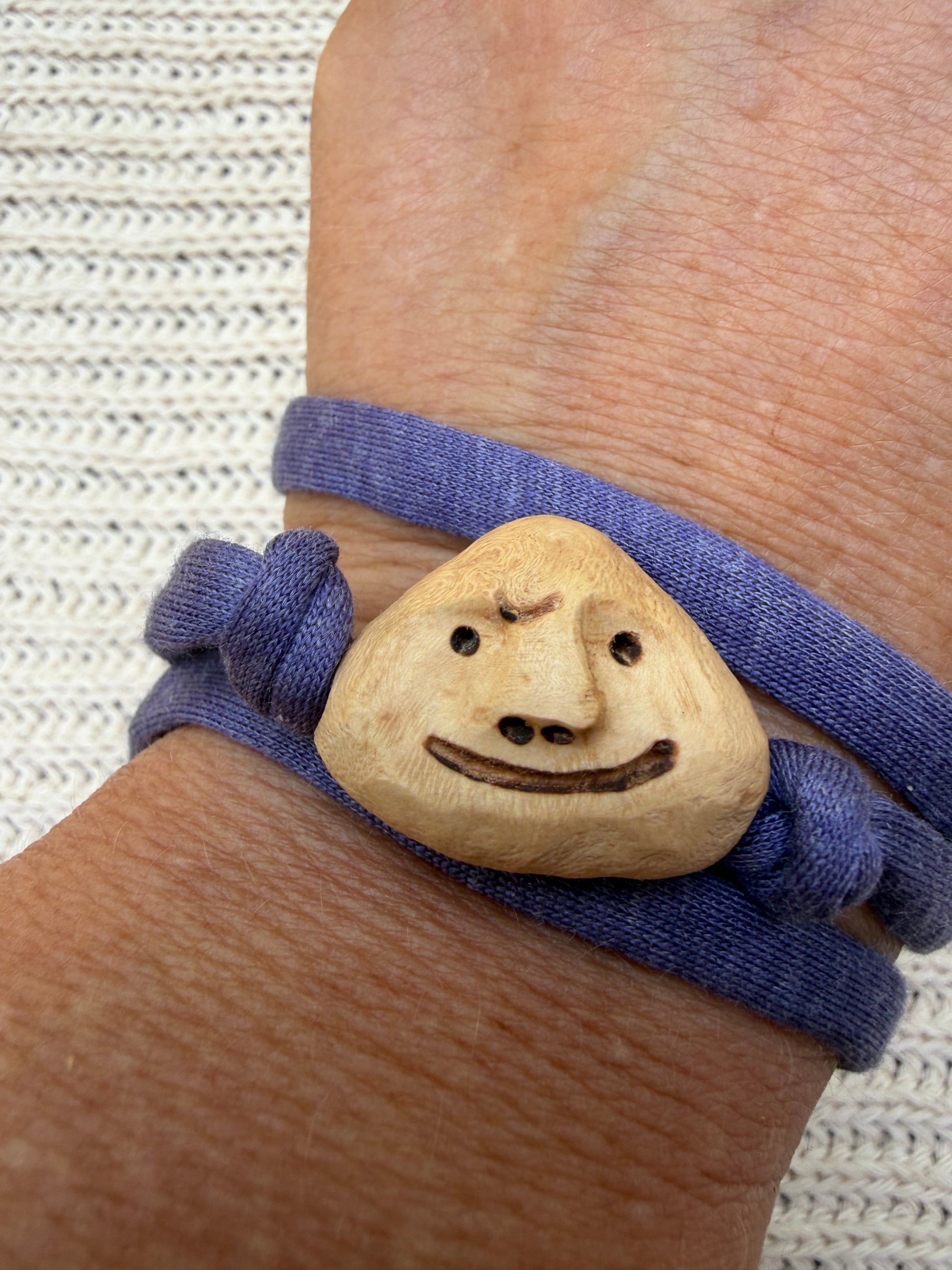 Armbandwichtel Stawi handgeschnitzt aus magischer Baumperle