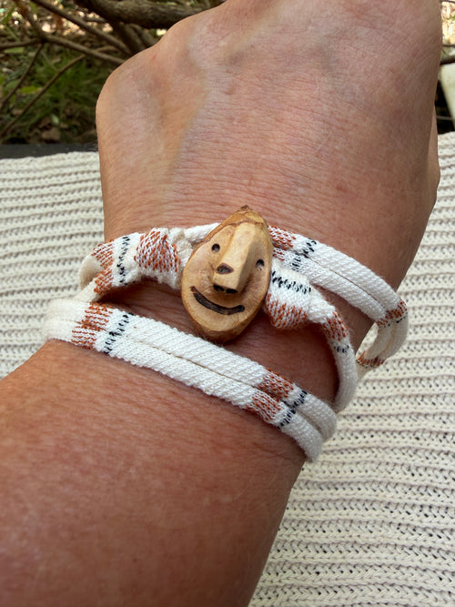 Armbandwichtel Sylvara handgeschnitzt aus magischer Baumperle
