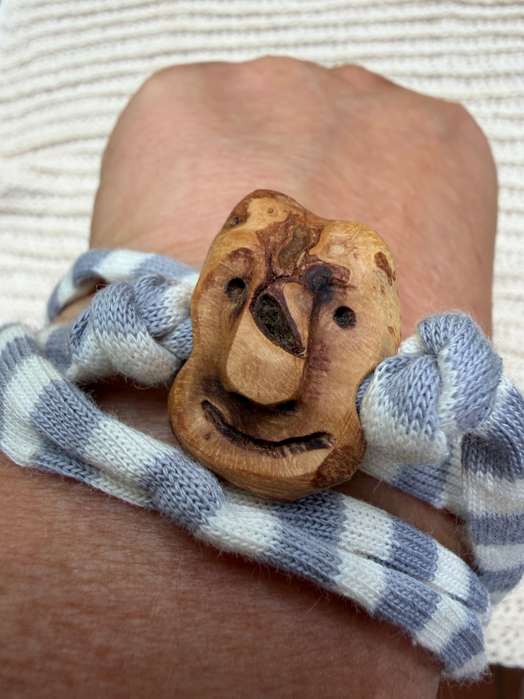Armbandwichtel Aris handgeschnitzt aus magischer Baumperle