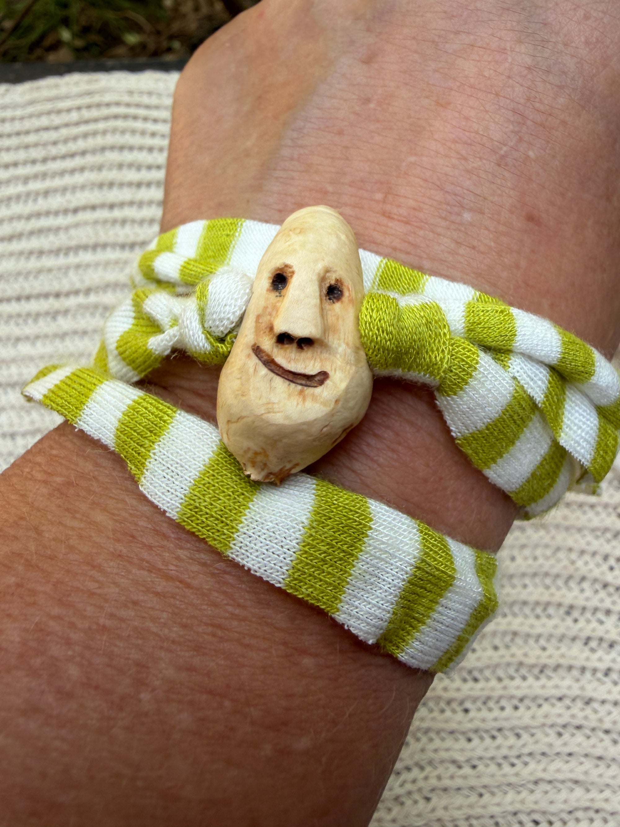 Armbandwichtel Lunaris handgeschnitzt aus magischer Baumperle