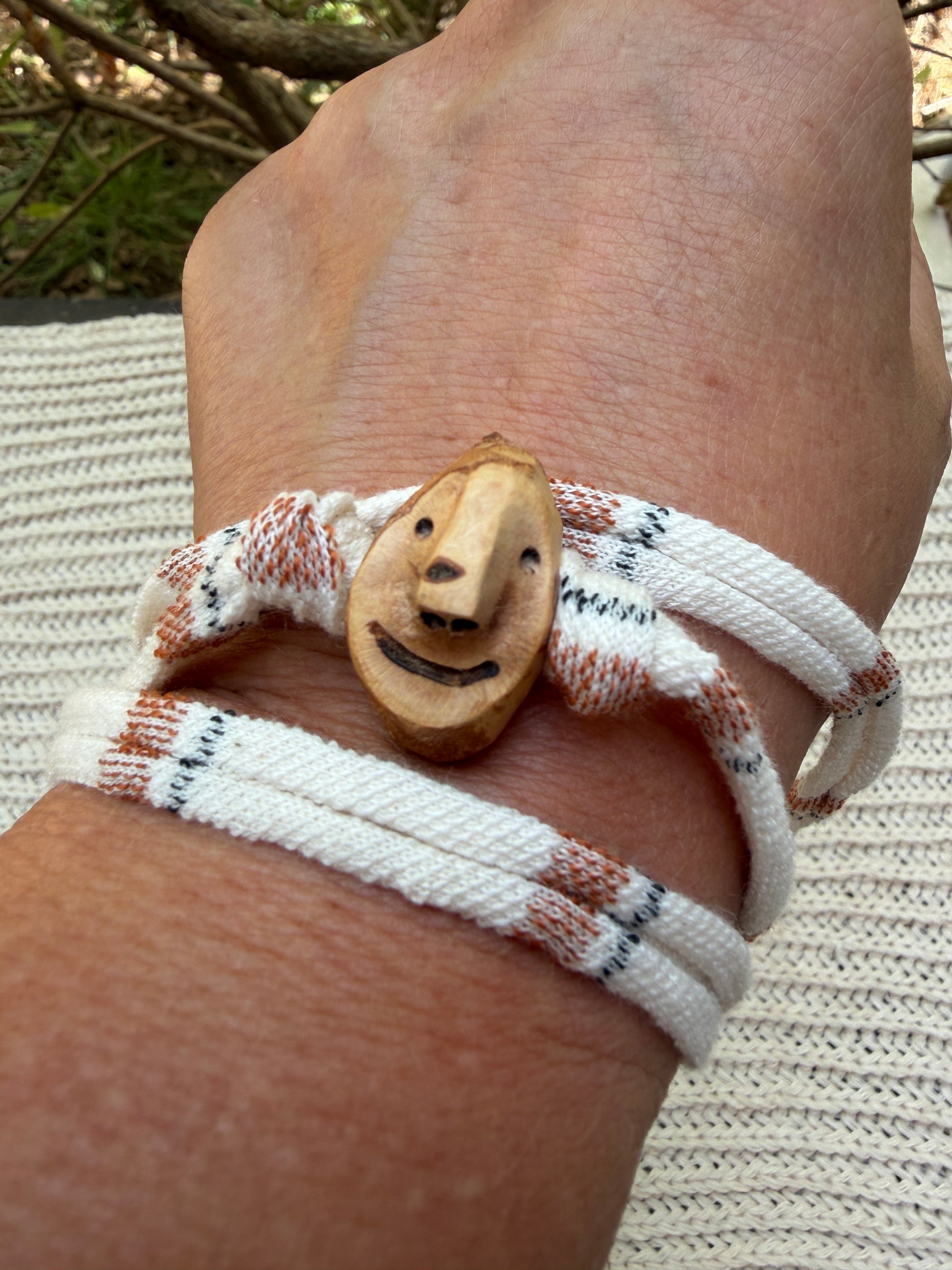 Armbandwichtel Sylvara handgeschnitzt aus magischer Baumperle