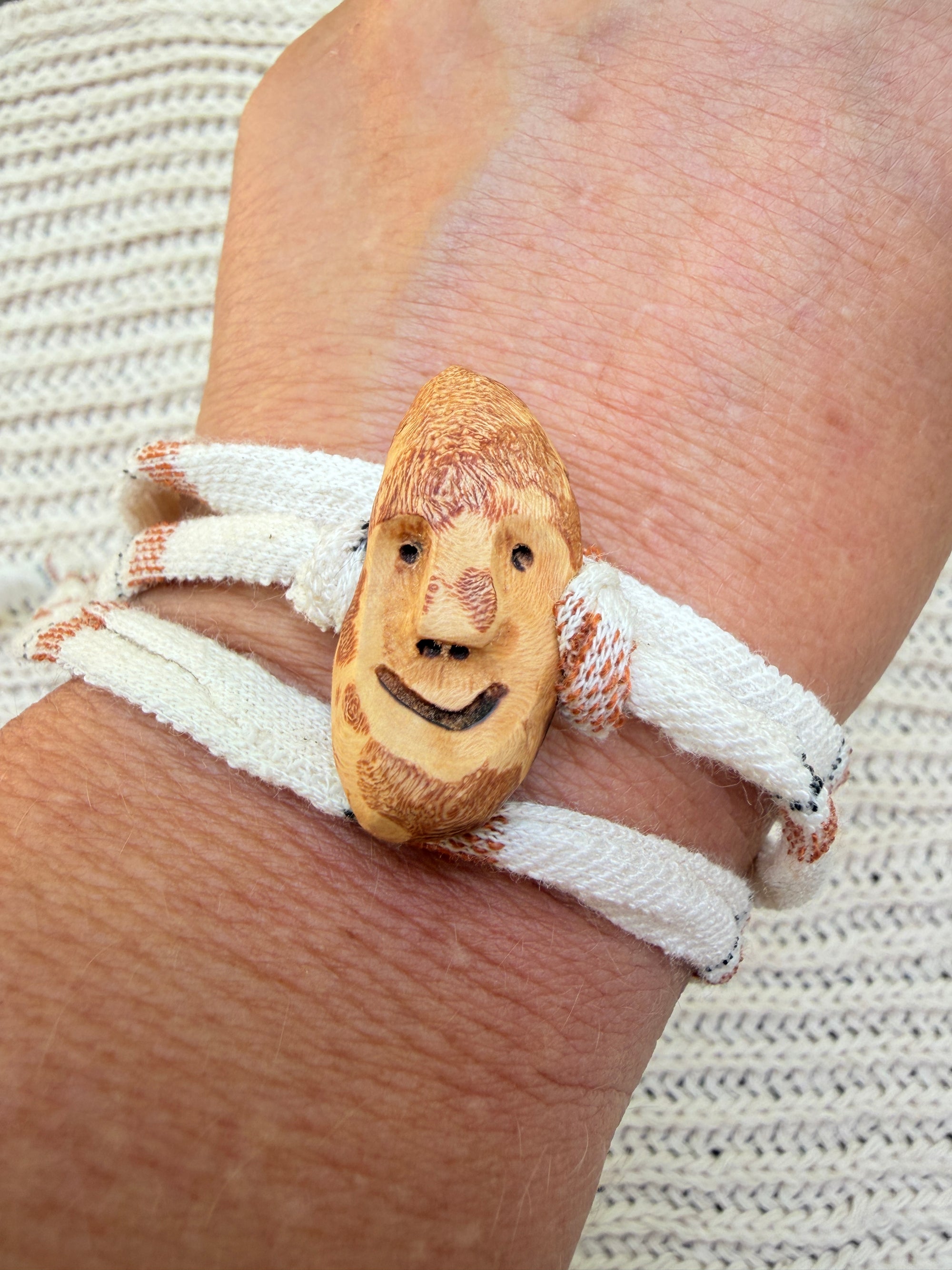 Armbandwichtel Elowen handgeschnitzt aus magischer Baumperle