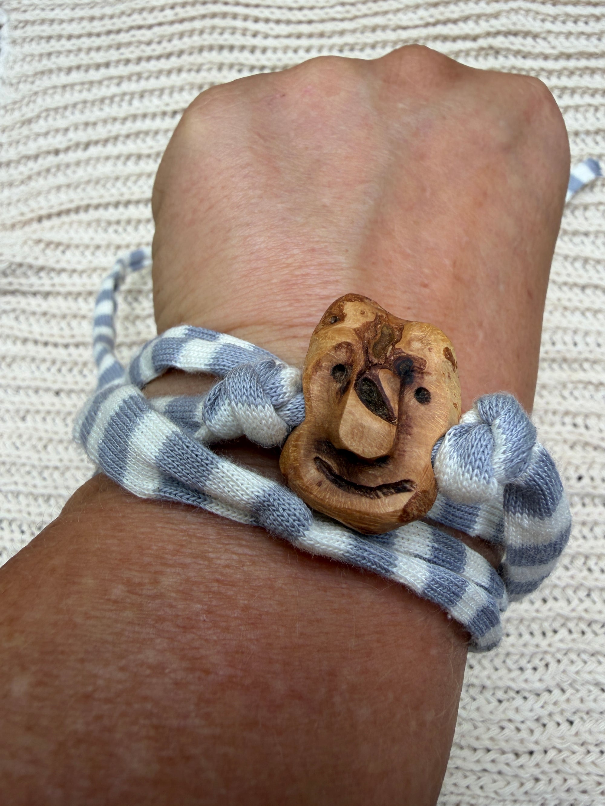 Armbandwichtel Aris handgeschnitzt aus magischer Baumperle