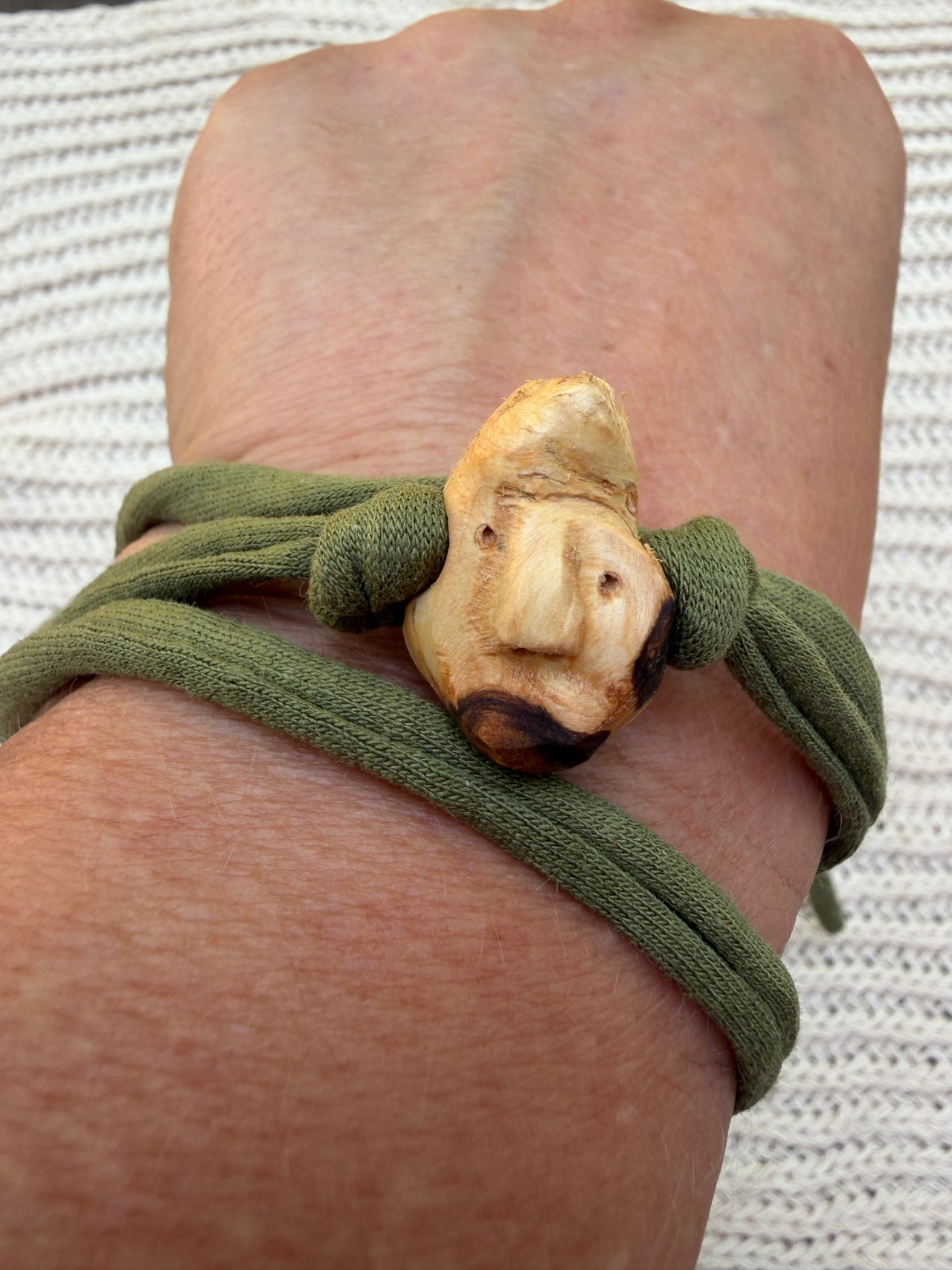 Armbandwichtel Jitriel handgeschnitzt aus magischer Baumperle