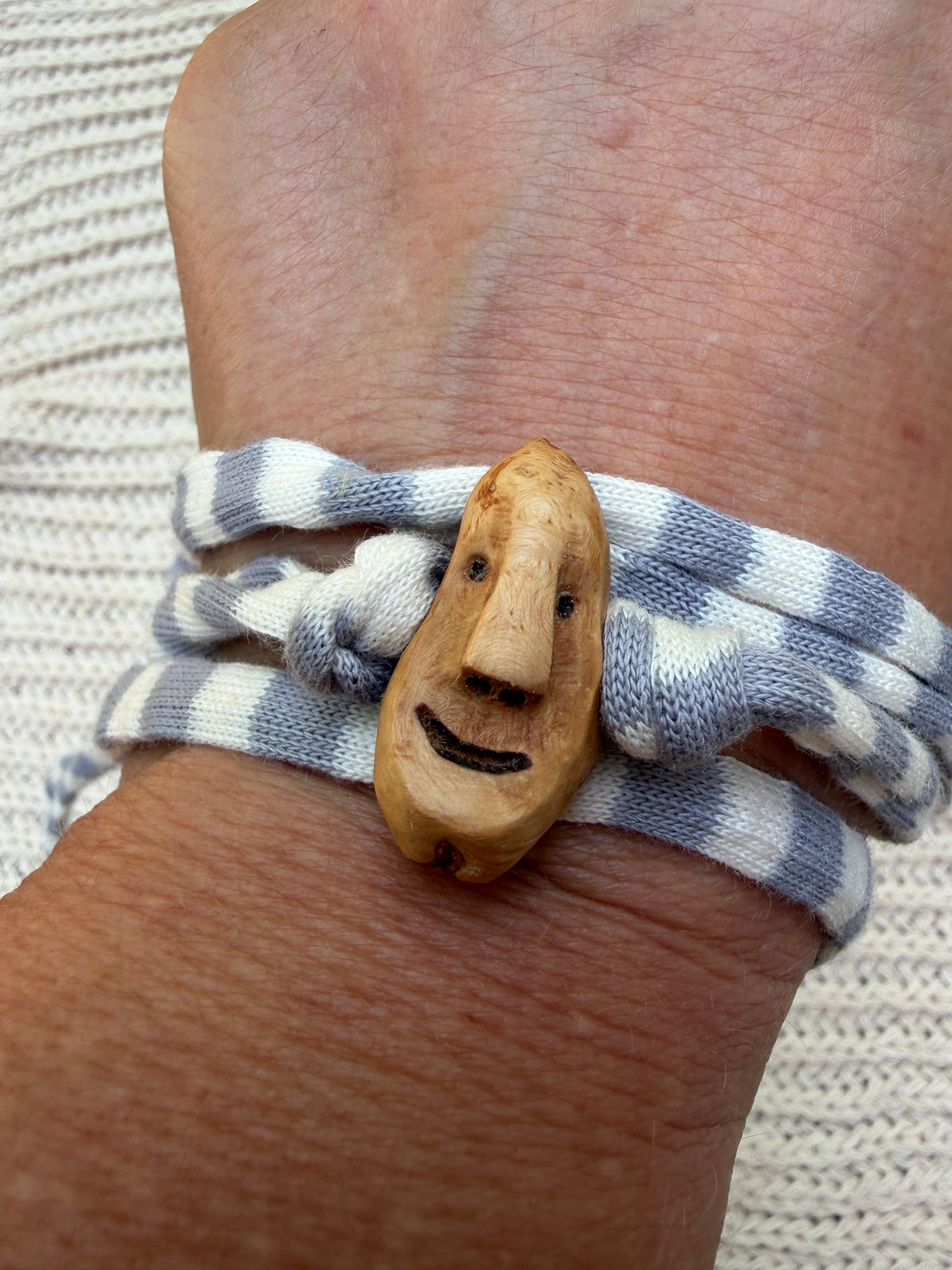 Armbandwichtel Autim handgeschnitzt aus magischer Baumperle