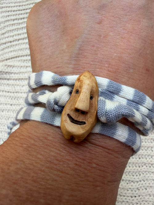 Armbandwichtel Autim handgeschnitzt aus magischer Baumperle