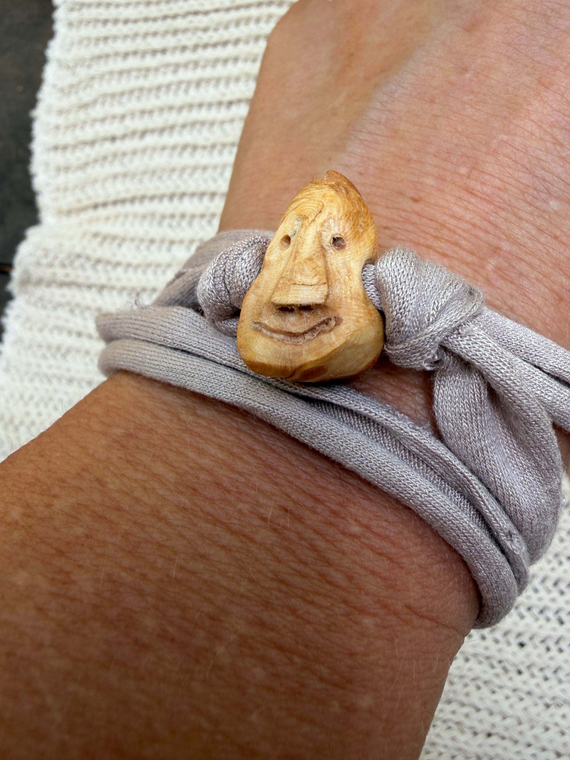 Armbandwichtel Faelan handgeschnitzt aus magischer Baumperle