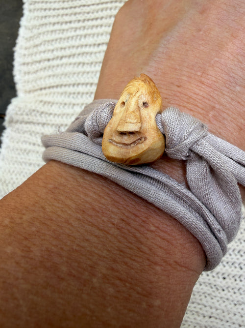 Armbandwichtel Faelan handgeschnitzt aus magischer Baumperle