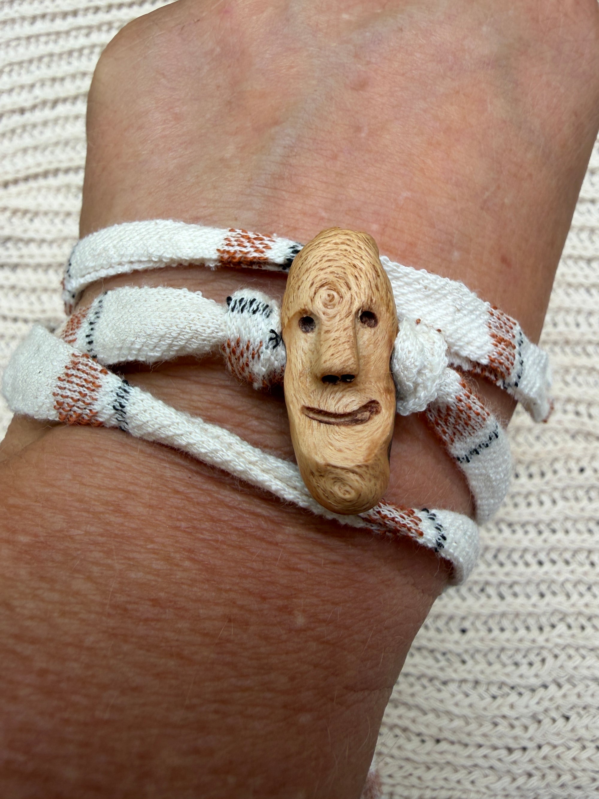 Armbandwichtel Liano handgeschnitzt aus magischer Baumperle