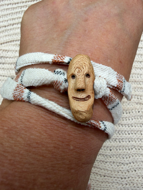Armbandwichtel Liano handgeschnitzt aus magischer Baumperle