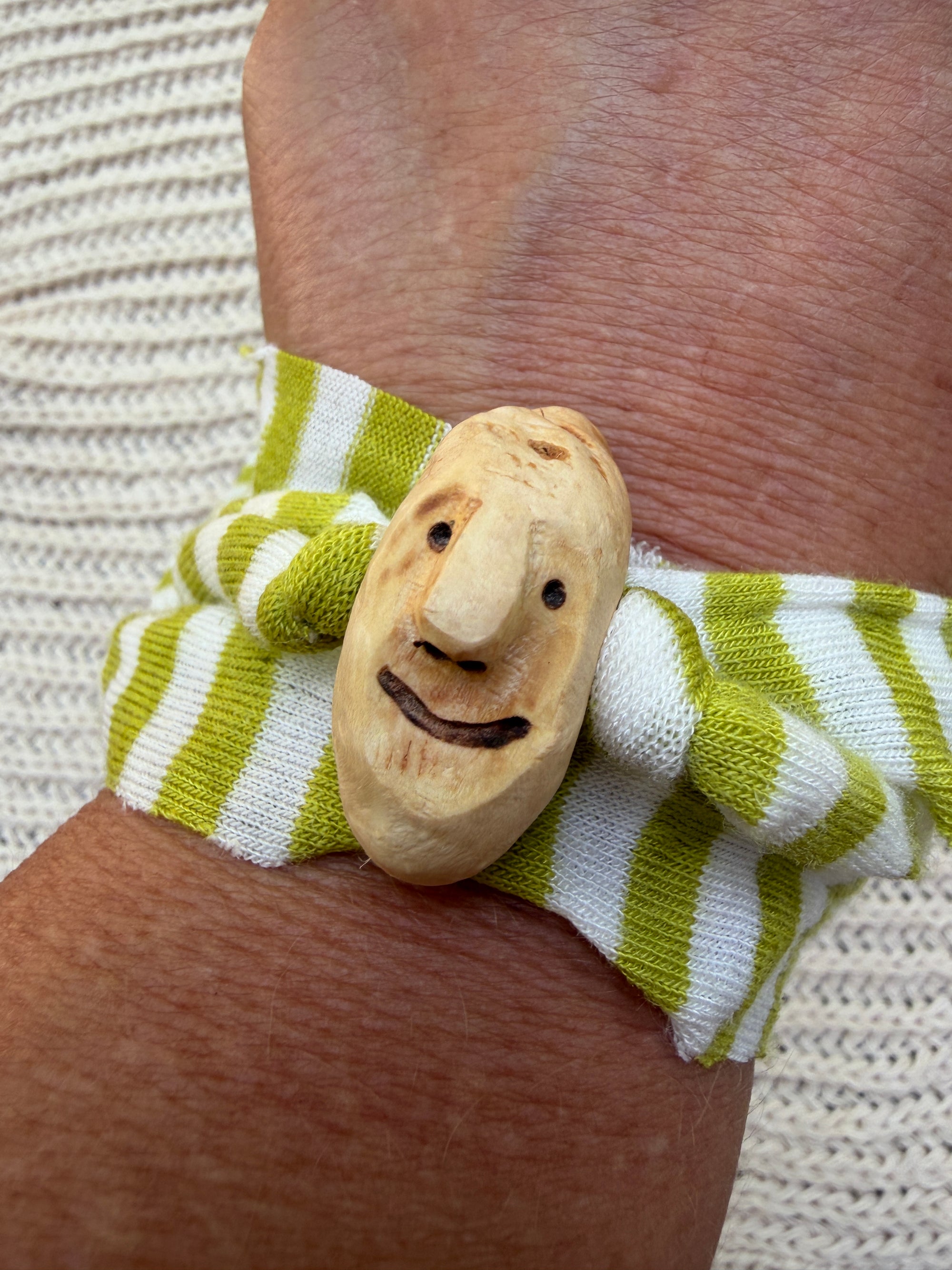 Armbandwichtel Seli handgeschnitzt aus magischer Baumperle