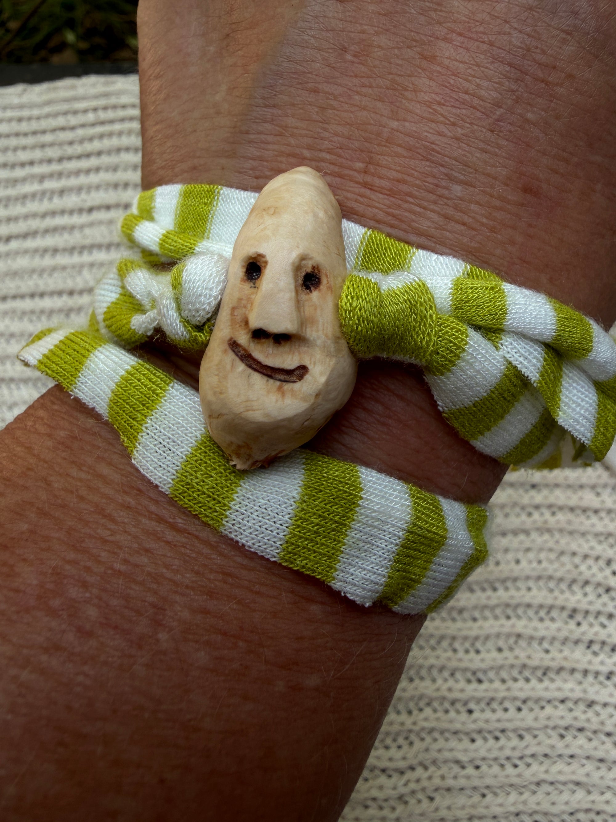 Armbandwichtel Lunaris handgeschnitzt aus magischer Baumperle