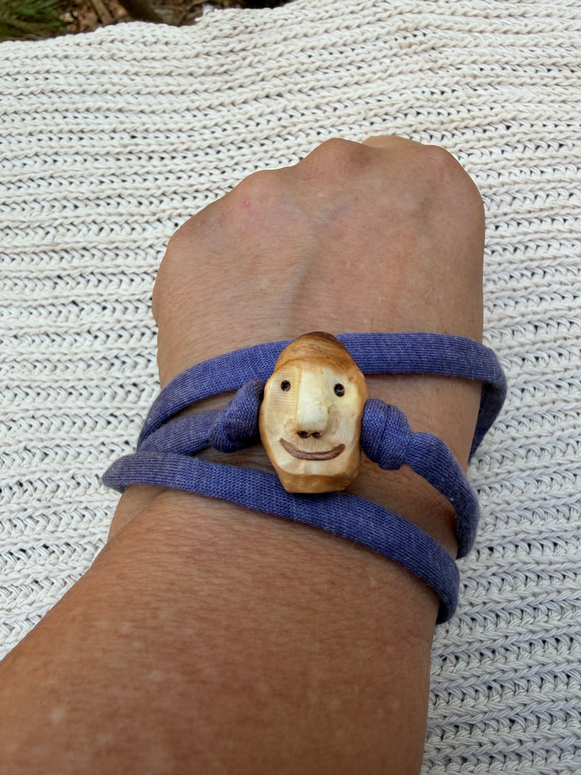 Armbandwichtel Schnutz handgeschnitzt aus magischer Baumperle