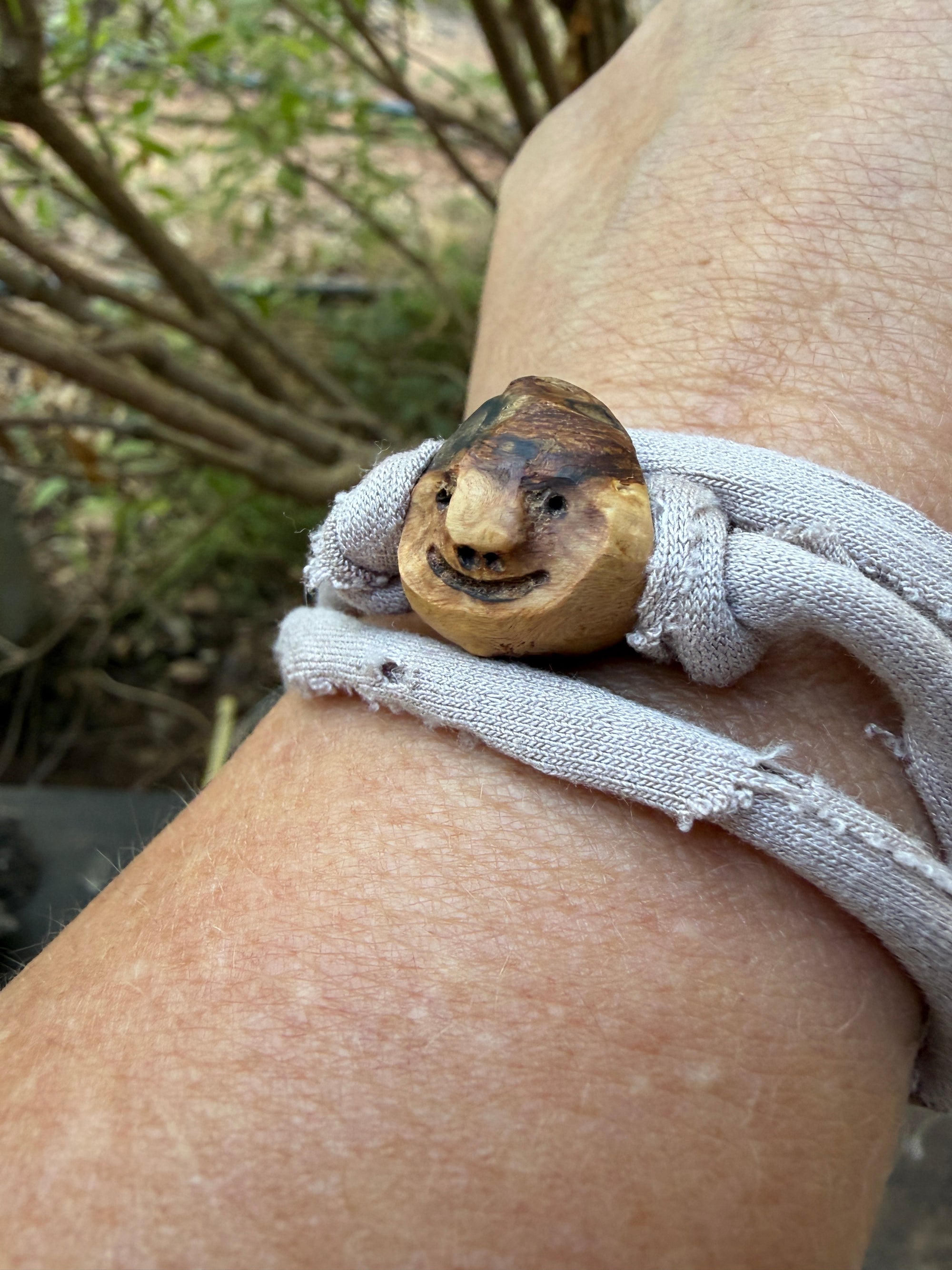 Armbandwichtel Beerchen handgeschnitzt aus magischer Baumperle