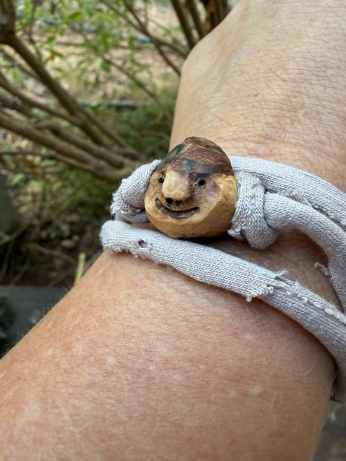 Armbandwichtel Beerchen handgeschnitzt aus magischer Baumperle