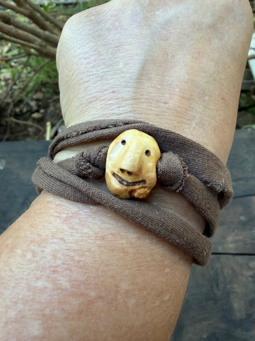 Armbandwichtel Pfützenspringer handgeschnitzt aus magischer Baumperle