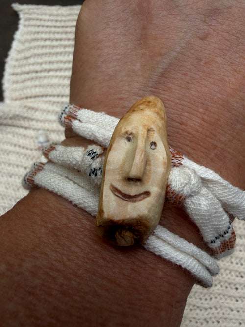 Armbandwichtel Nymrael handgeschnitzt aus magischer Baumperle