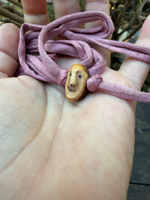 Armbandwichtel Schneckenfreund handgeschnitzt aus magischer Baumperle
