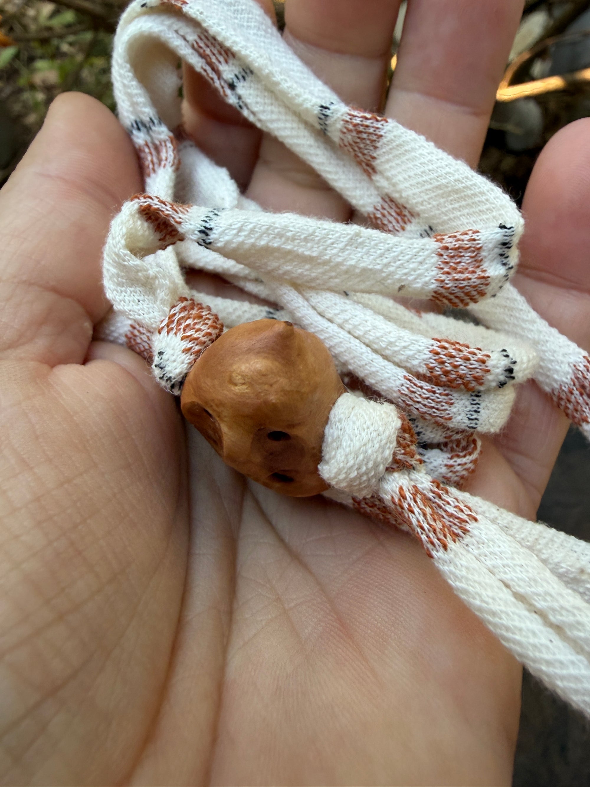 Armbandwichtel Mondgucker handgeschnitzt aus magischer Baumperle