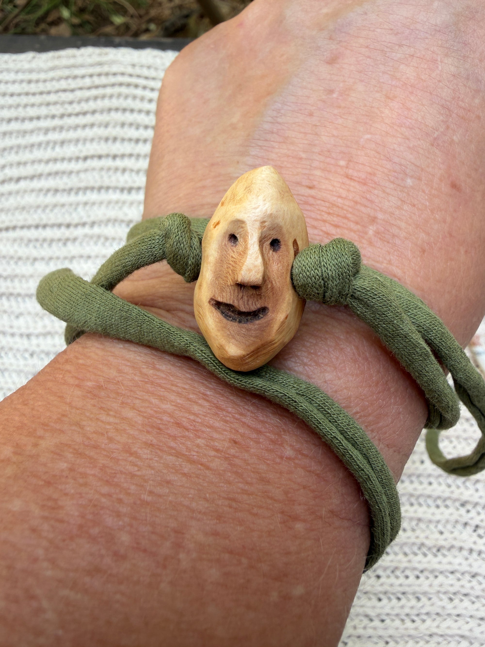Armbandwichtel Liro handgeschnitzt aus magischer Baumperle