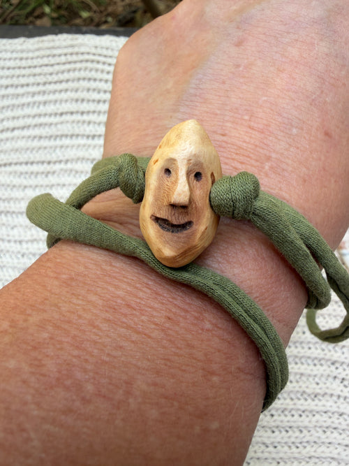 Armbandwichtel Liro handgeschnitzt aus magischer Baumperle