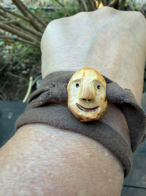 Armbandwichtel Zapfenzwerg handgeschnitzt aus magischer Baumperle