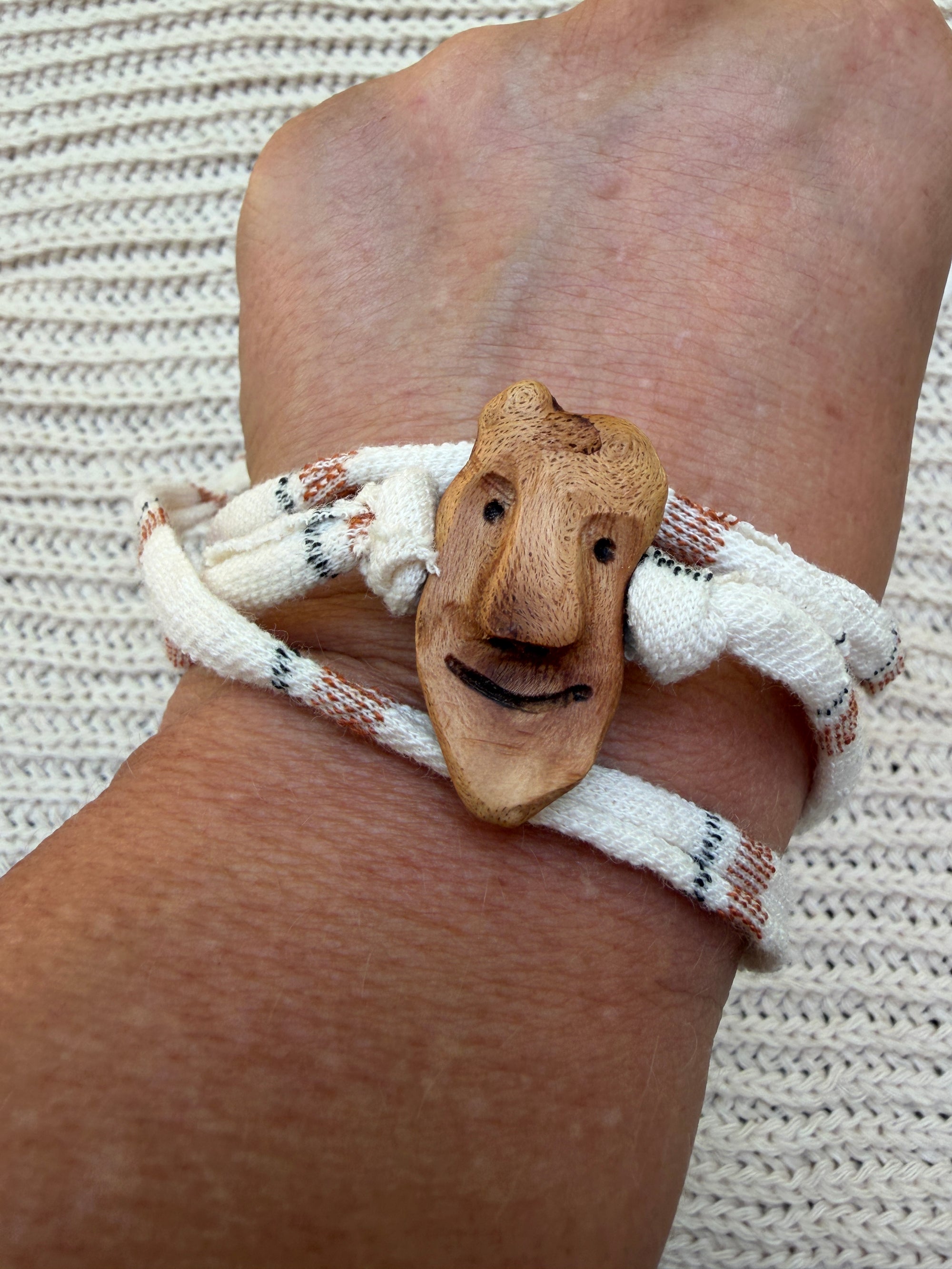 Armbandwichtel Thalindir handgeschnitzt aus magischer Baumperle