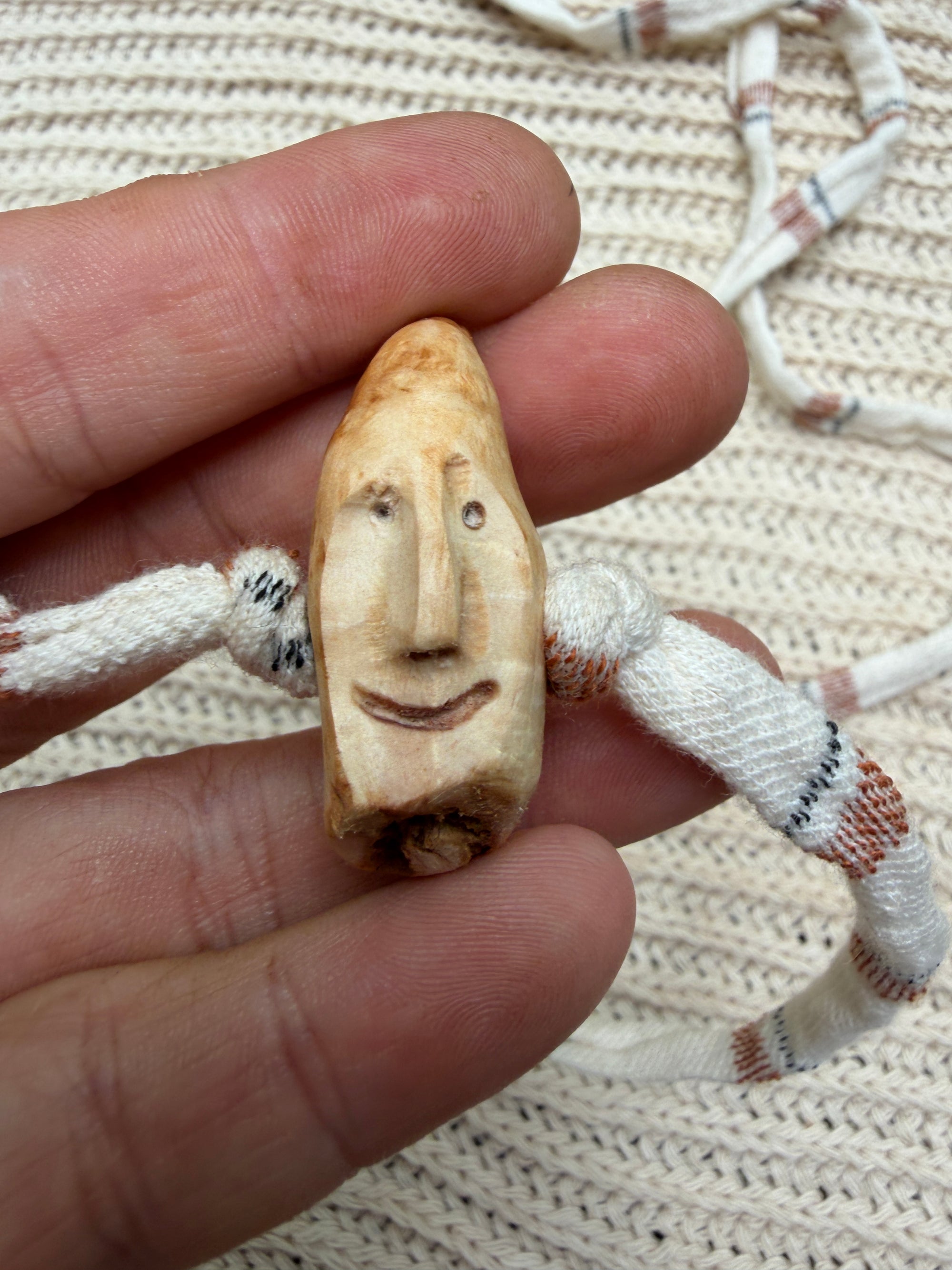 Armbandwichtel Nymrael handgeschnitzt aus magischer Baumperle