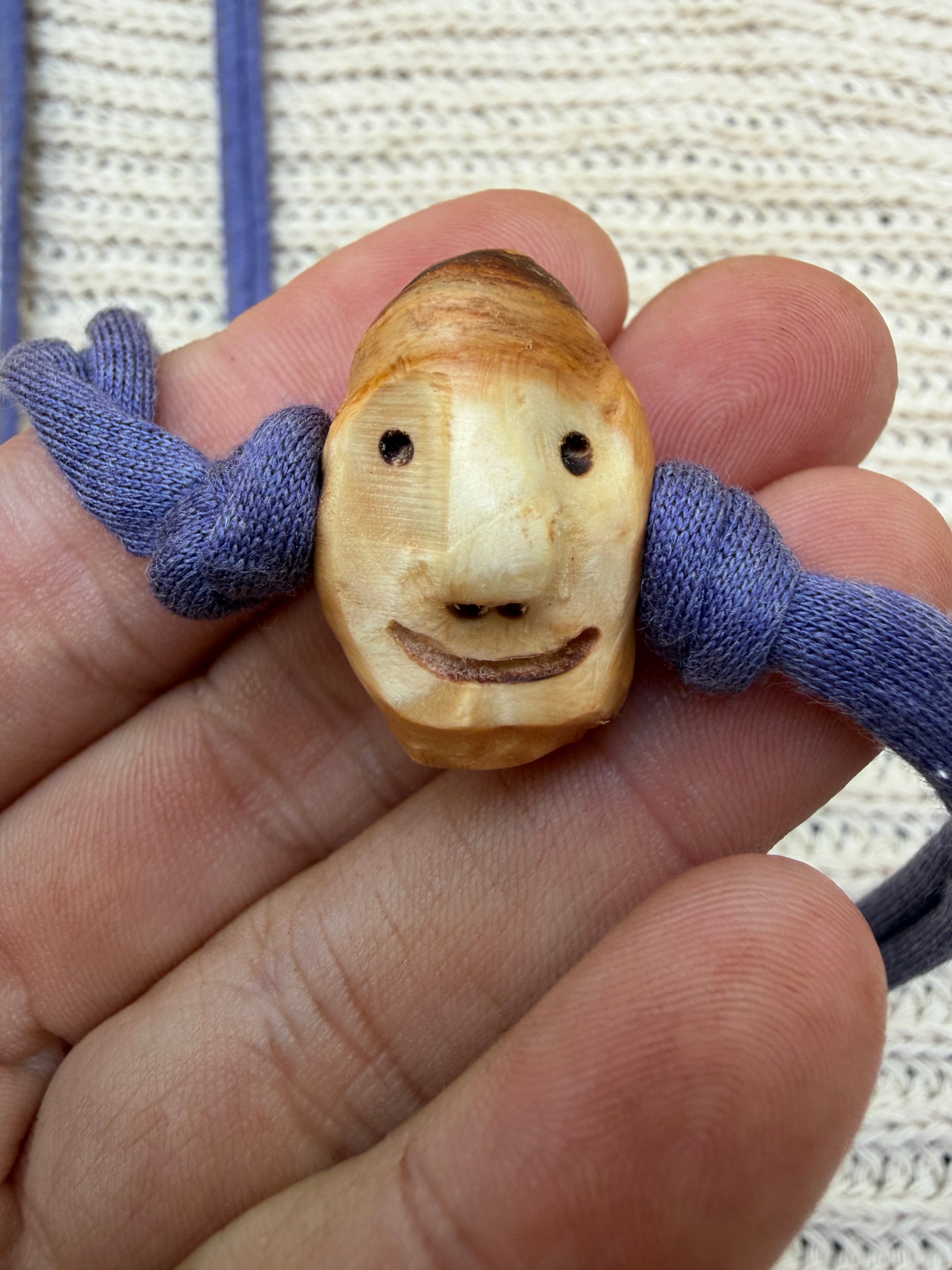 Armbandwichtel Schnutz handgeschnitzt aus magischer Baumperle