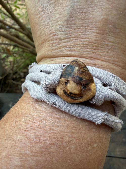Armbandwichtel Beerchen handgeschnitzt aus magischer Baumperle
