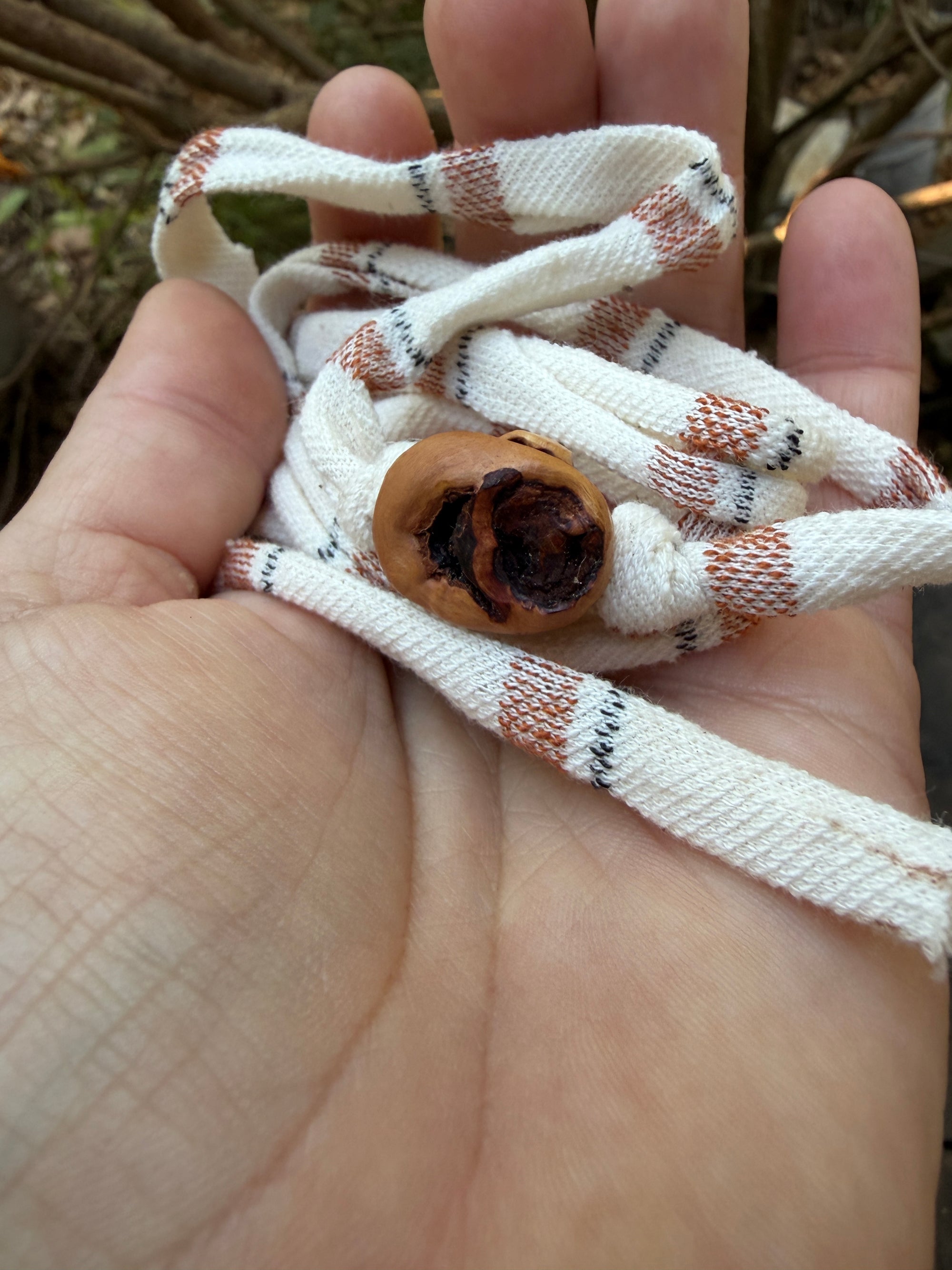Armbandwichtel Mondgucker handgeschnitzt aus magischer Baumperle