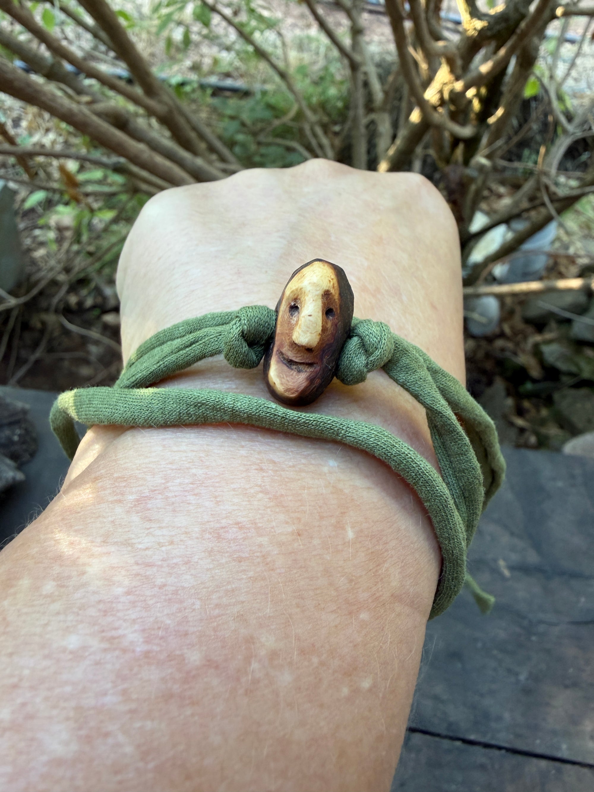 Armbandwichtel Nebeltänzer handgeschnitzt aus magischer Baumperle