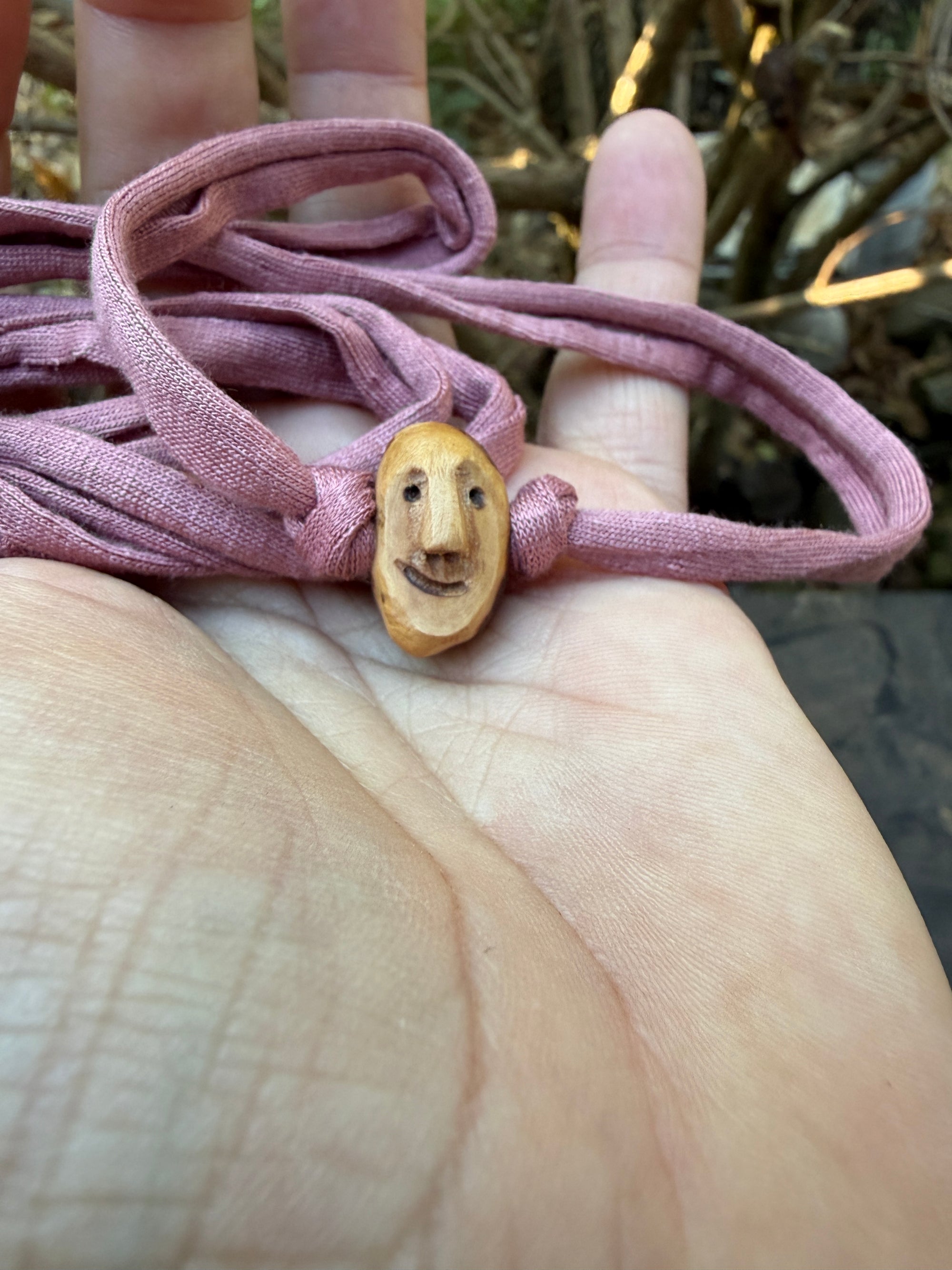 Armbandwichtel Schneckenfreund handgeschnitzt aus magischer Baumperle