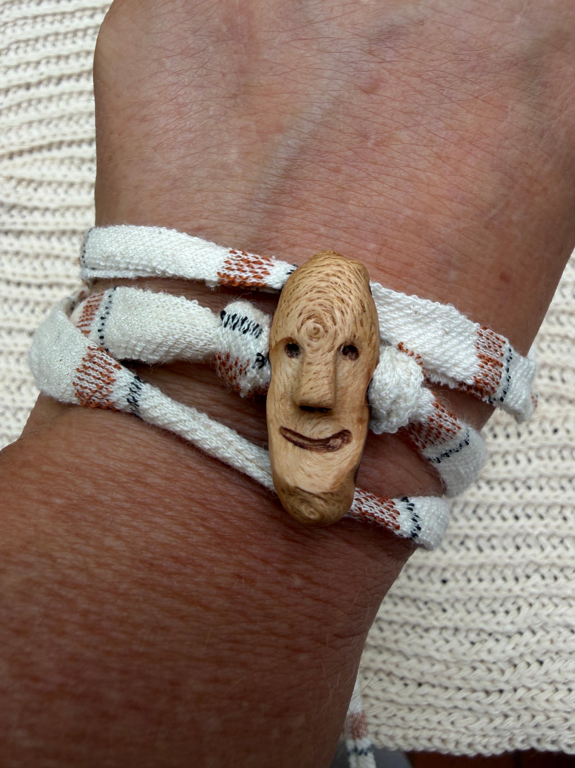 Armbandwichtel Liano handgeschnitzt aus magischer Baumperle