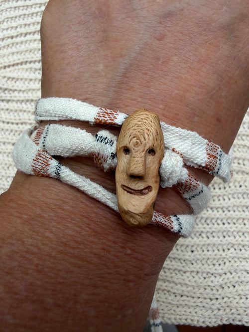 Armbandwichtel Liano handgeschnitzt aus magischer Baumperle