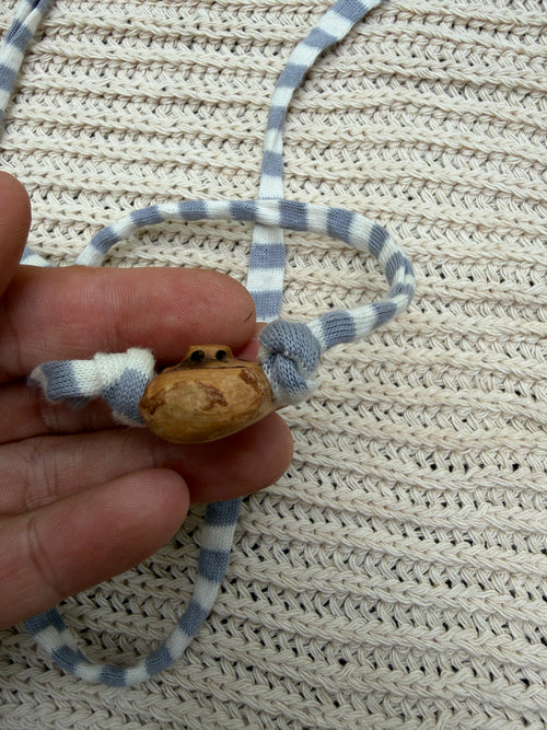 Armbandwichtel Aris handgeschnitzt aus magischer Baumperle