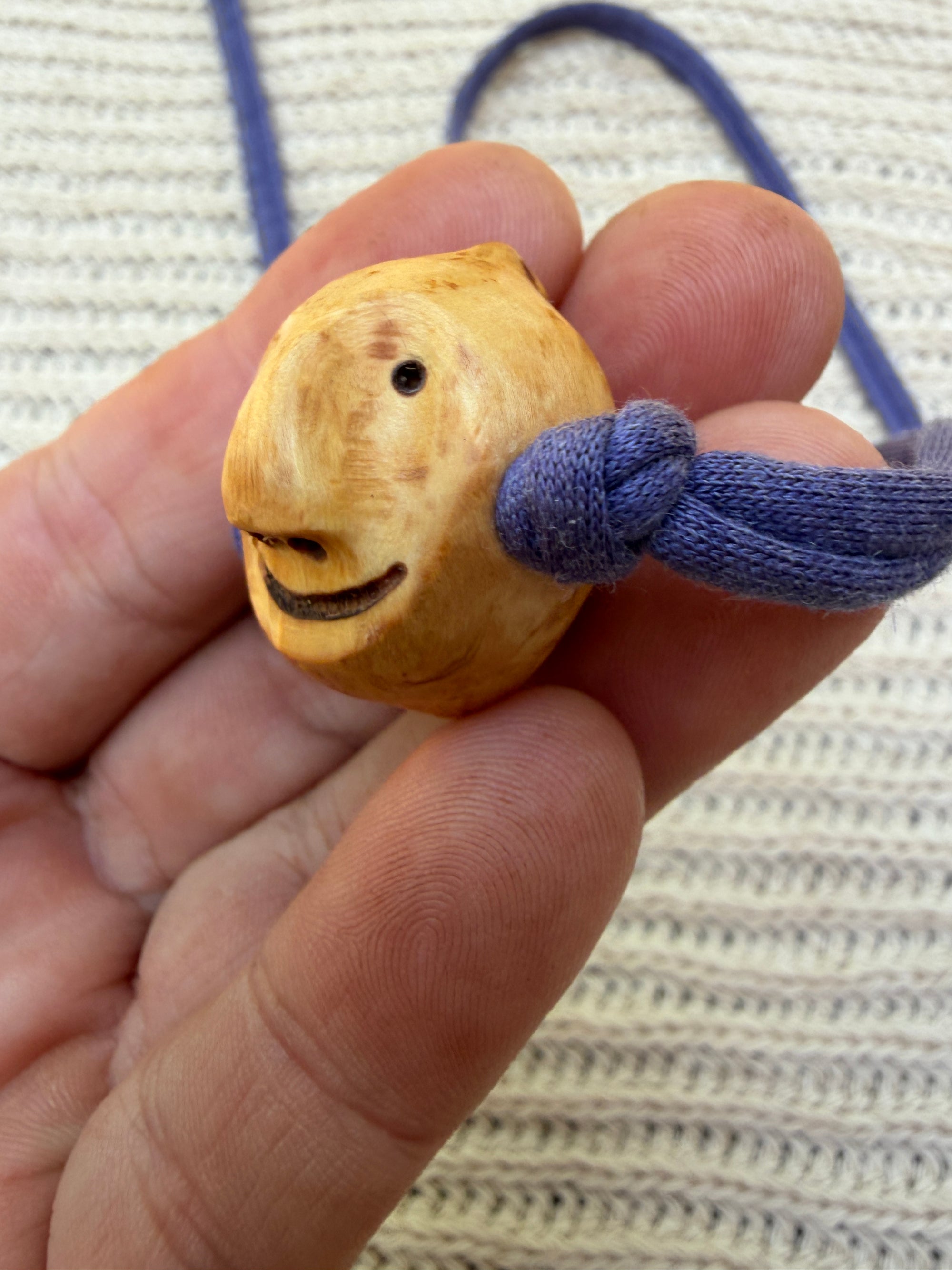 Armbandwichtel Pölchen handgeschnitzt aus magischer Baumperle
