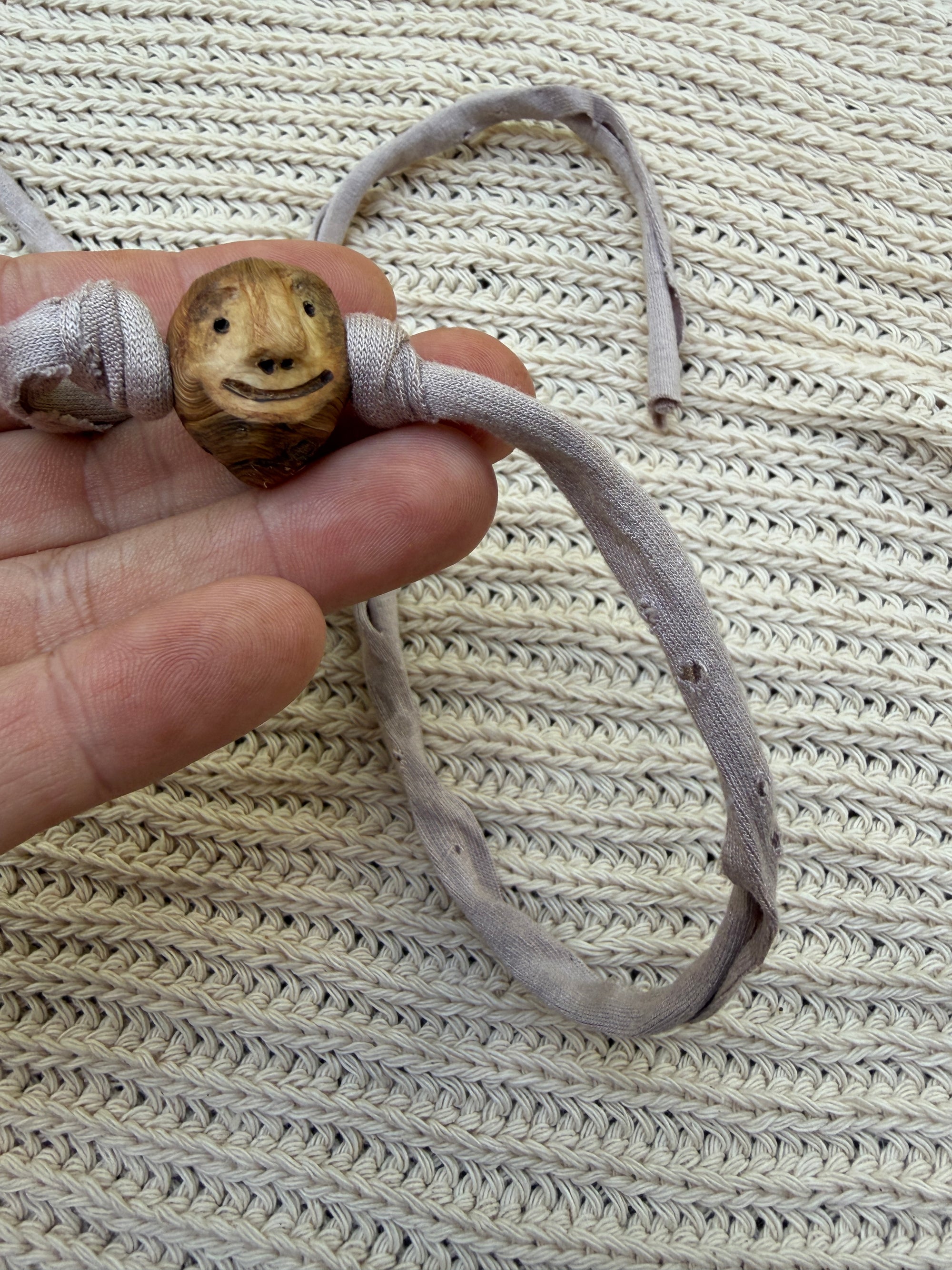 Armbandwichtel Hurtzi handgeschnitzt aus magischer Baumperle