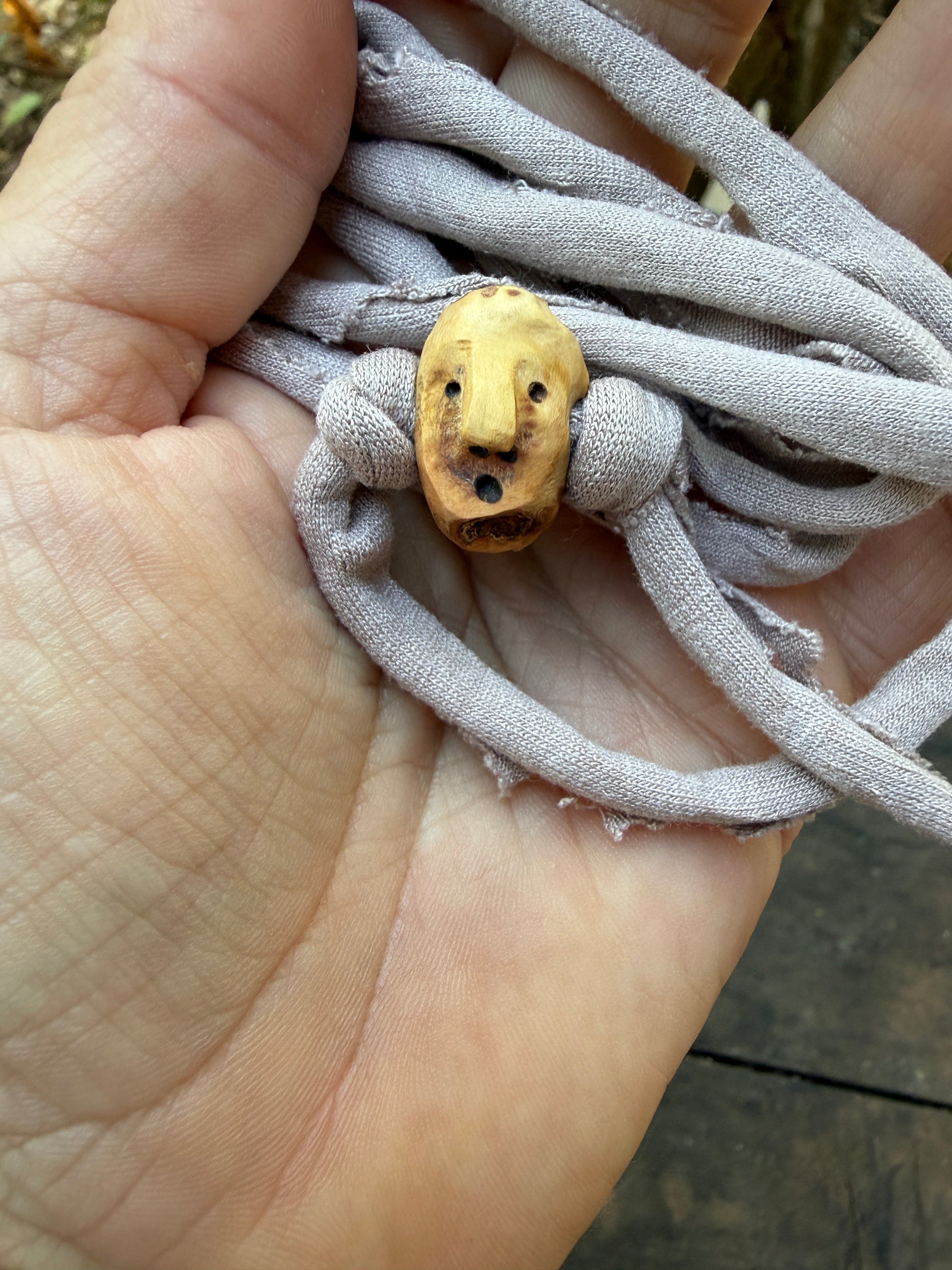 Armbandwichtel Windflüsterer handgeschnitzt aus magischer Baumperle