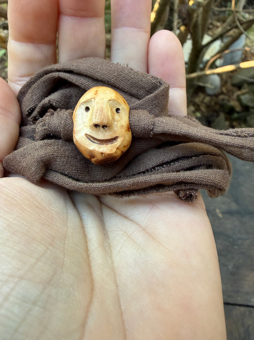 Armbandwichtel Zapfenzwerg handgeschnitzt aus magischer Baumperle