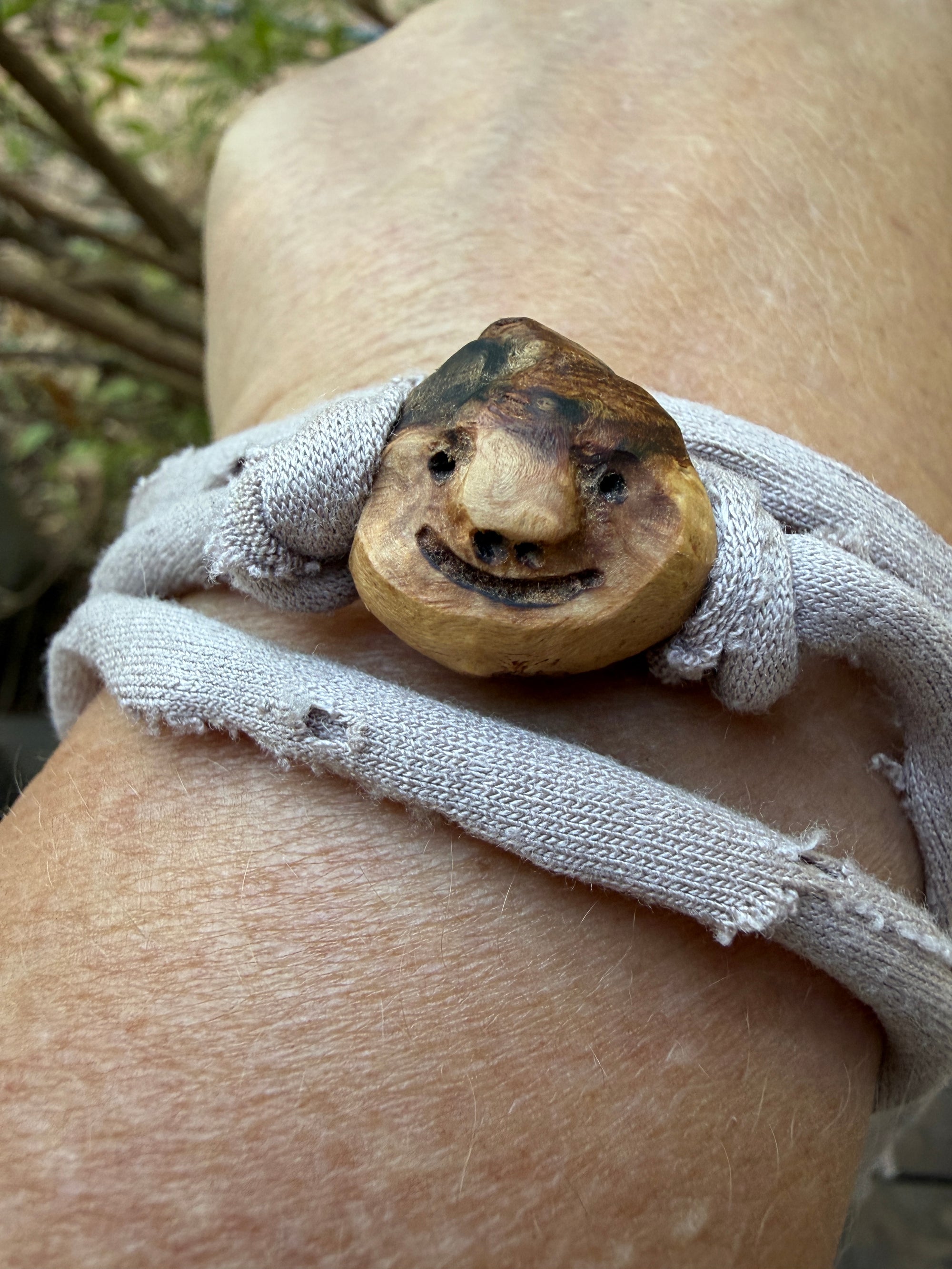 Armbandwichtel Beerchen handgeschnitzt aus magischer Baumperle