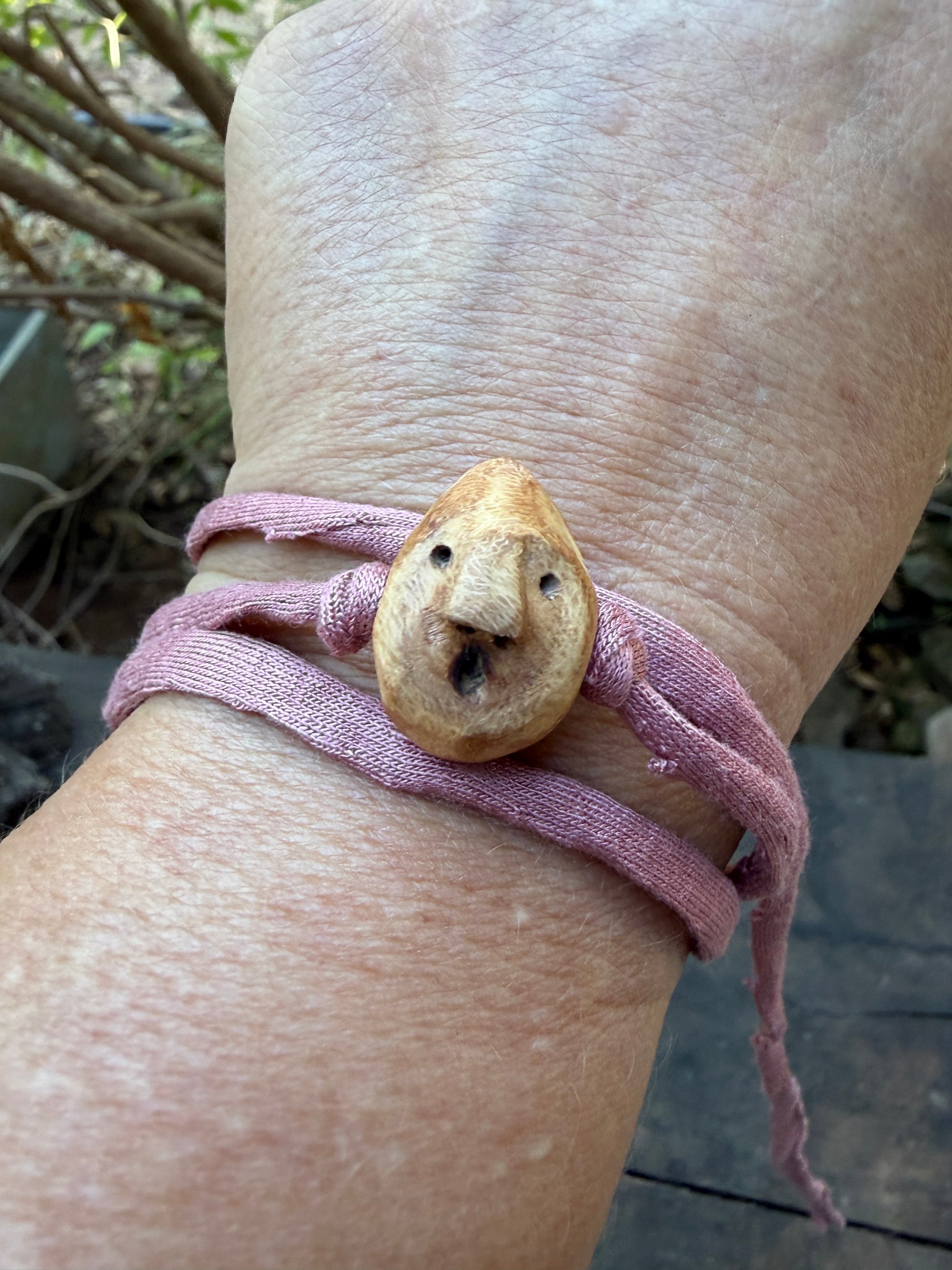 Armbandwichtel Rindenklopfer handgeschnitzt aus magischer Baumperle
