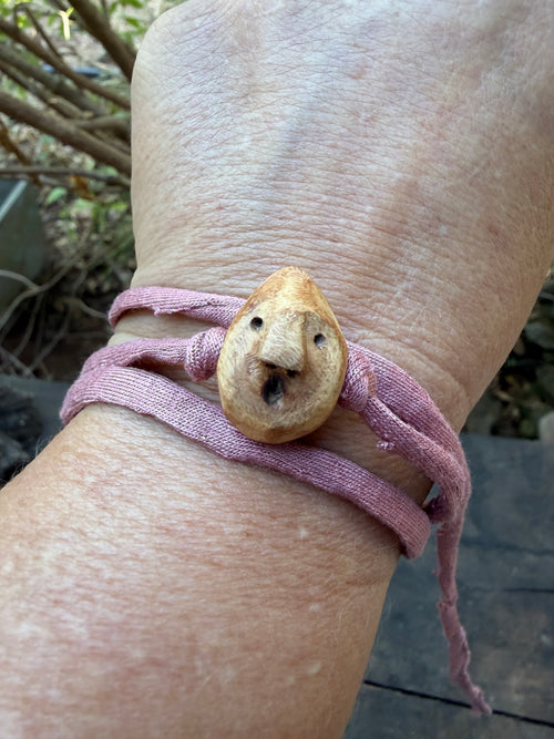 Armbandwichtel Rindenklopfer handgeschnitzt aus magischer Baumperle