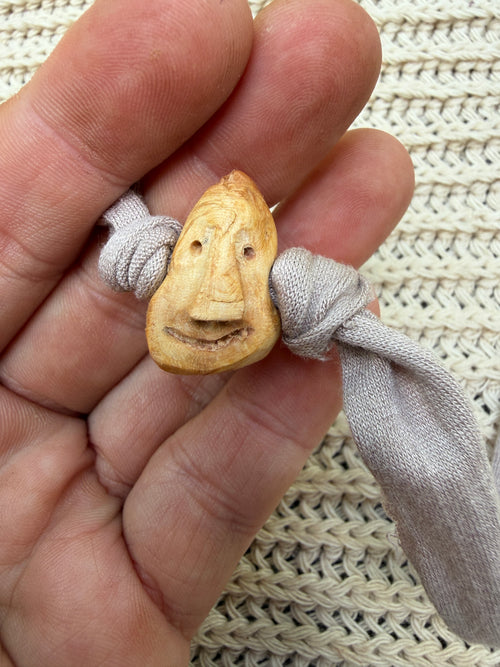 Armbandwichtel Faelan handgeschnitzt aus magischer Baumperle