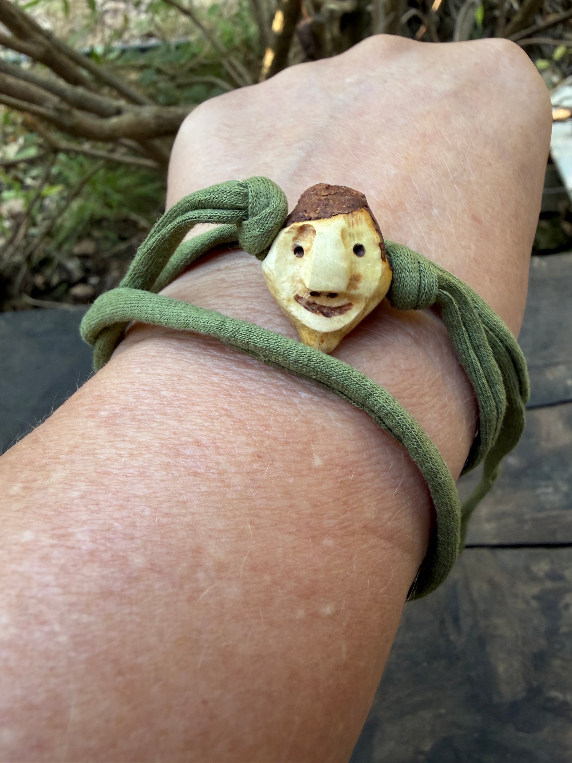 Armbandwichtel Eichelchen handgeschnitzt aus magischer Baumperle