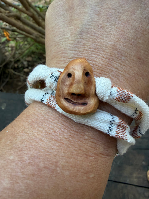 Armbandwichtel Mondgucker handgeschnitzt aus magischer Baumperle