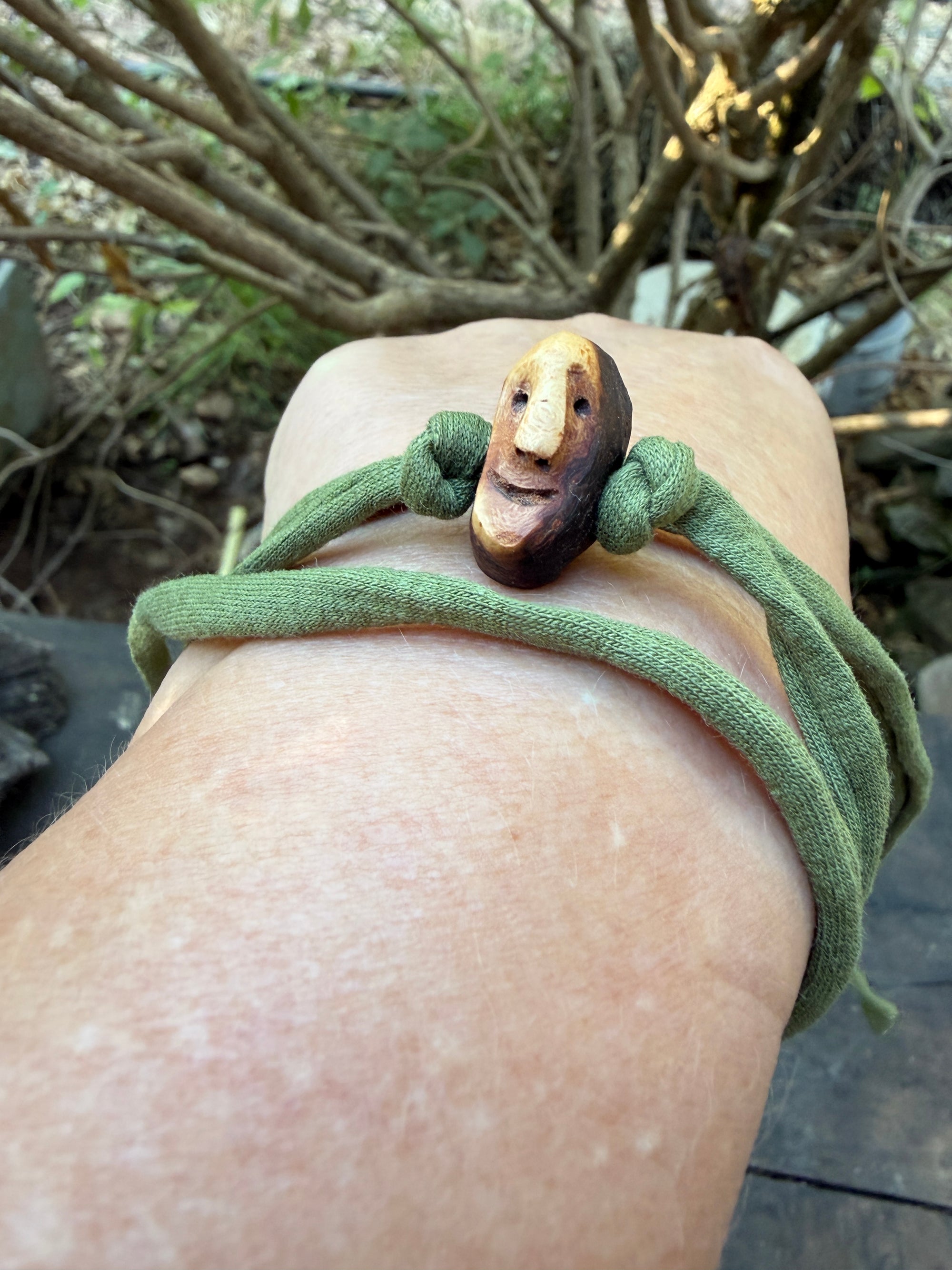Armbandwichtel Nebeltänzer handgeschnitzt aus magischer Baumperle